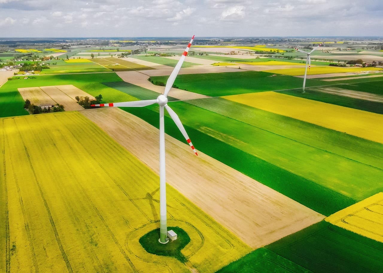paysage avec une éolienne au milieu