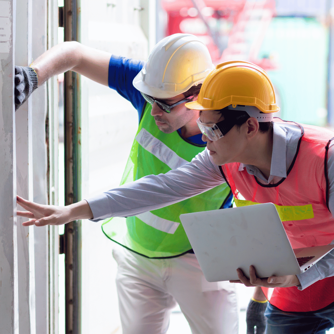 deux personnes sur un chantier avec des gilets jaunes et orange pour un diagnostic énergétique