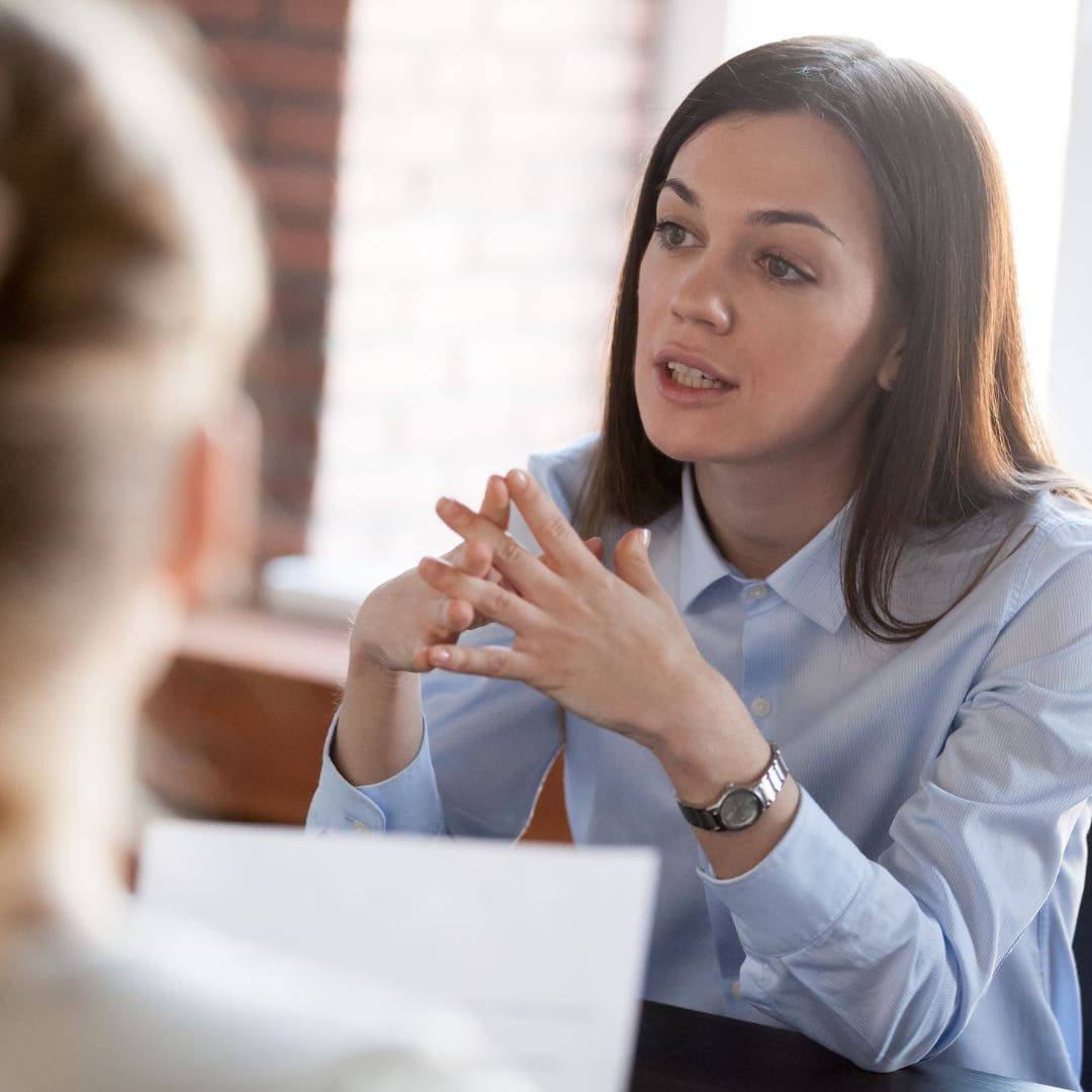 deux femmes qui discutent entre-elles